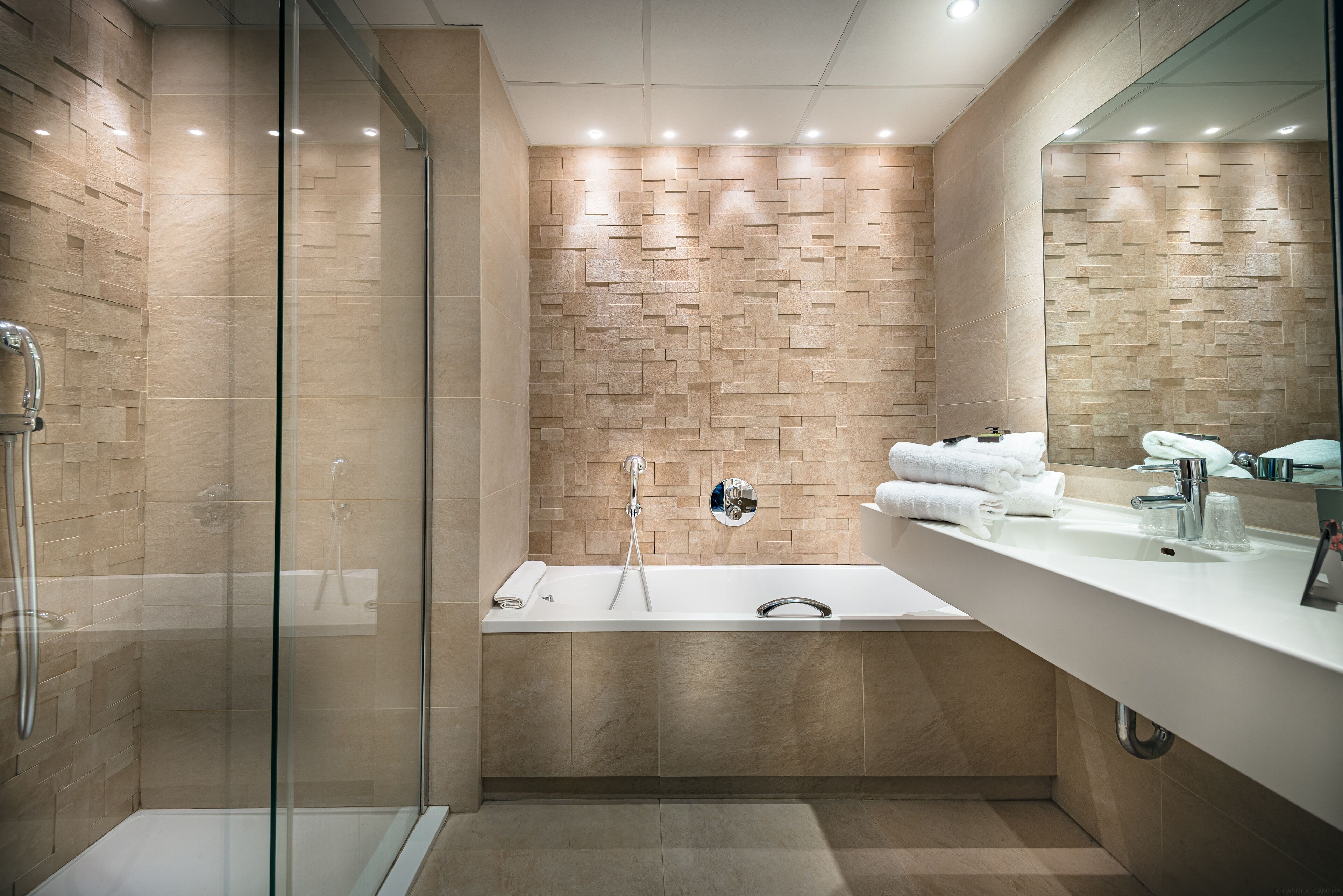 junior sea view suite | bathroom | hair dryer, towels