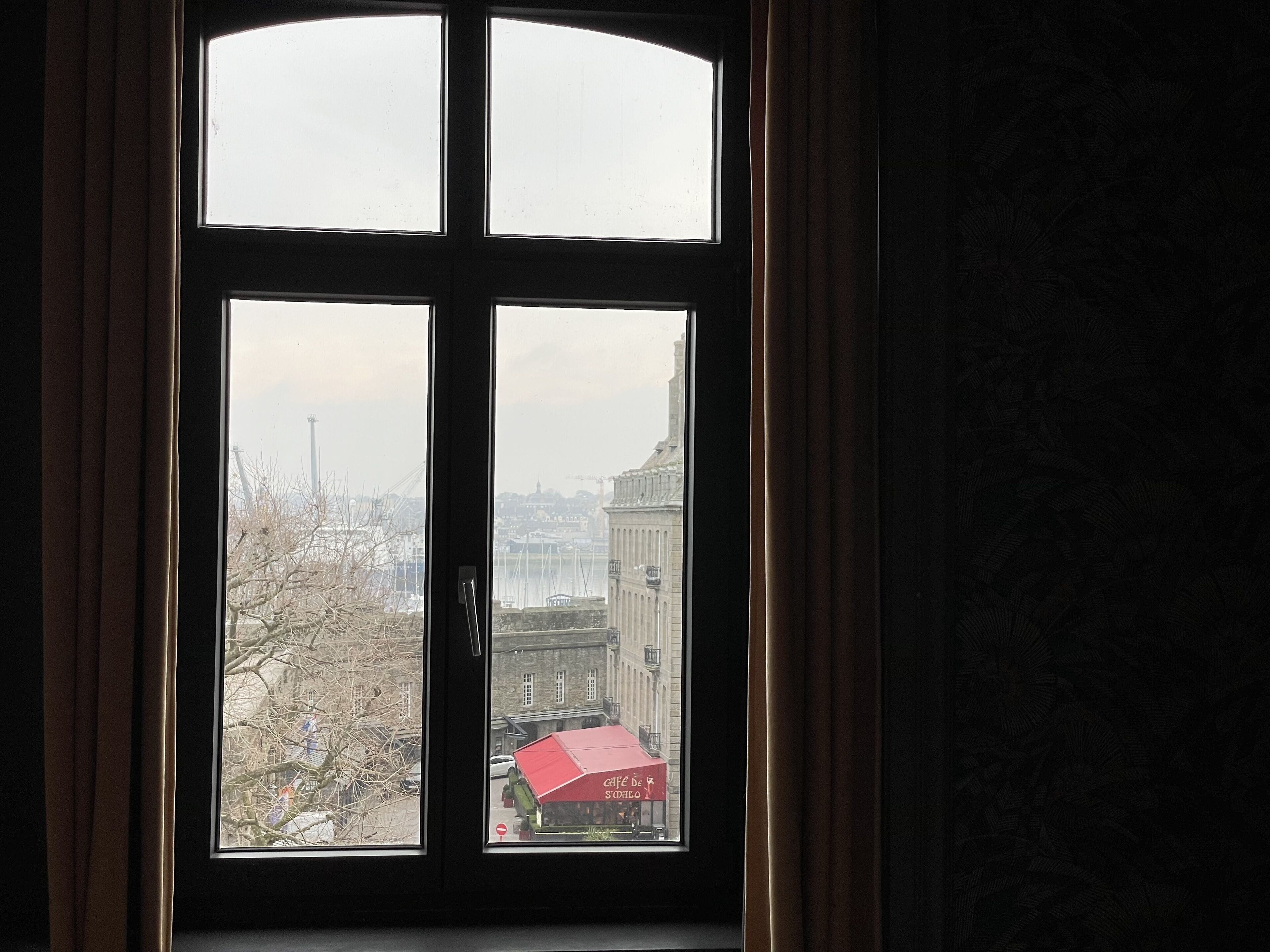 family room | premium bedding, desk, cots/infant beds, free wifi