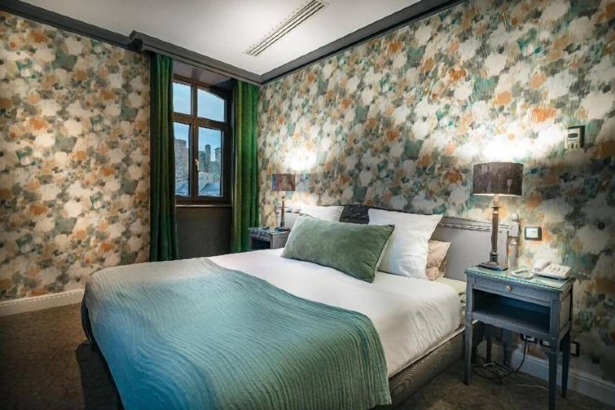 Premium bedding, desk, cots/infant beds, free WiFi