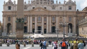 A large historical building with a prominent dome and statues. - Le Terrazze del Vaticano (Rome)