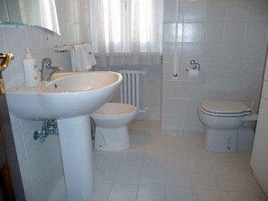 Shower, free toiletries, hair dryer, towels - Le Terrazze del Vaticano (Rome)