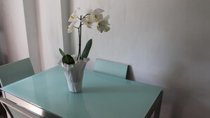 A small table with a white orchid in a ceramic pot. - Le Terrazze del Vaticano (Rome)