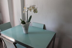 Télévision à écran plat de 32 pouces avec chaînes par satellite