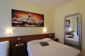 Minibar, desk, blackout drapes, rollaway beds - Le Terrazze del Vaticano (Rome)