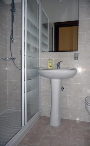 Shower, free toiletries, hair dryer, towels - Le Terrazze del Vaticano (Rome)