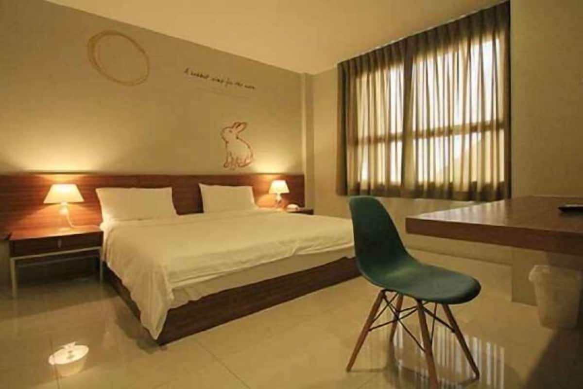 In-room safe, free WiFi, bed sheets