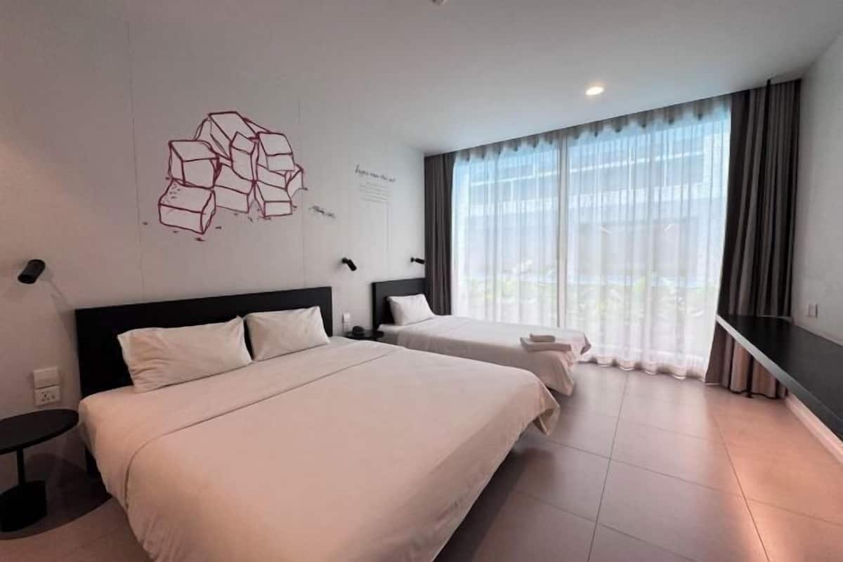 In-room safe, free WiFi, bed sheets