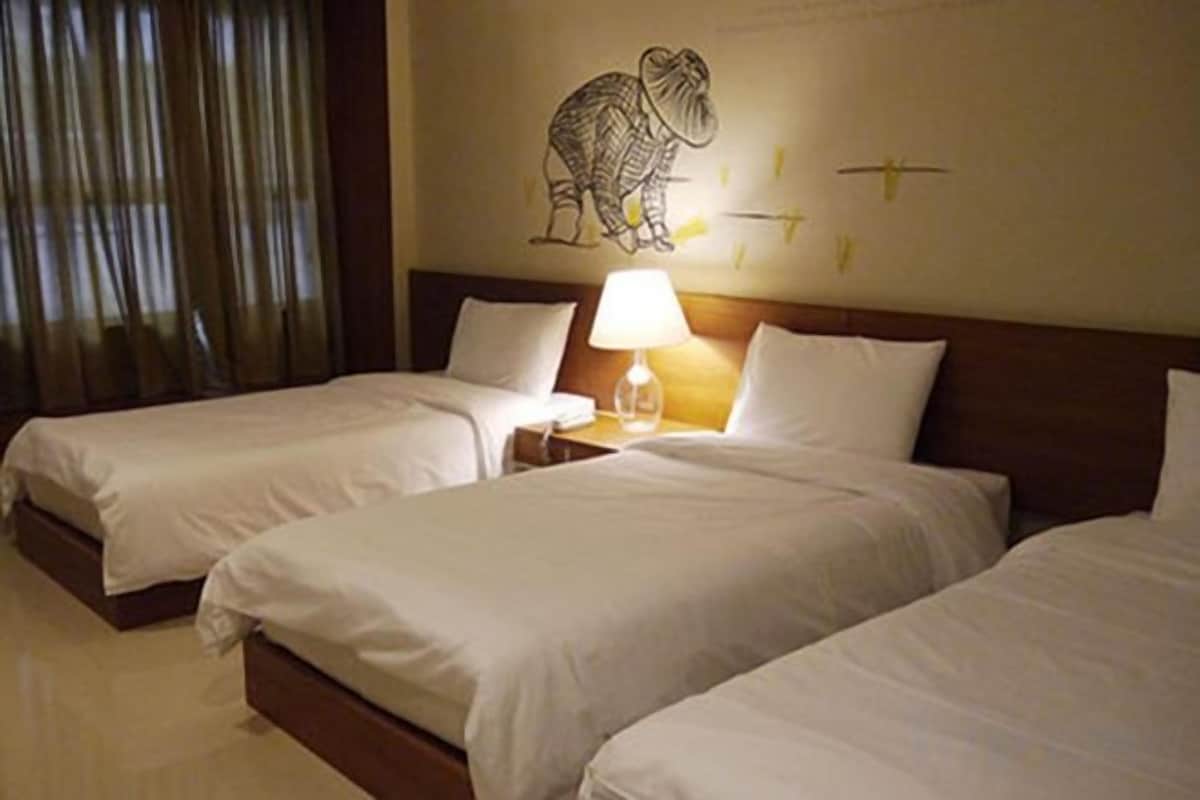 In-room safe, WiFi (free), bed sheets