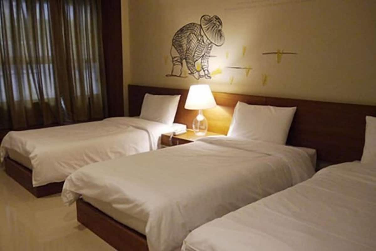 In-room safe, WiFi (free), bed sheets
