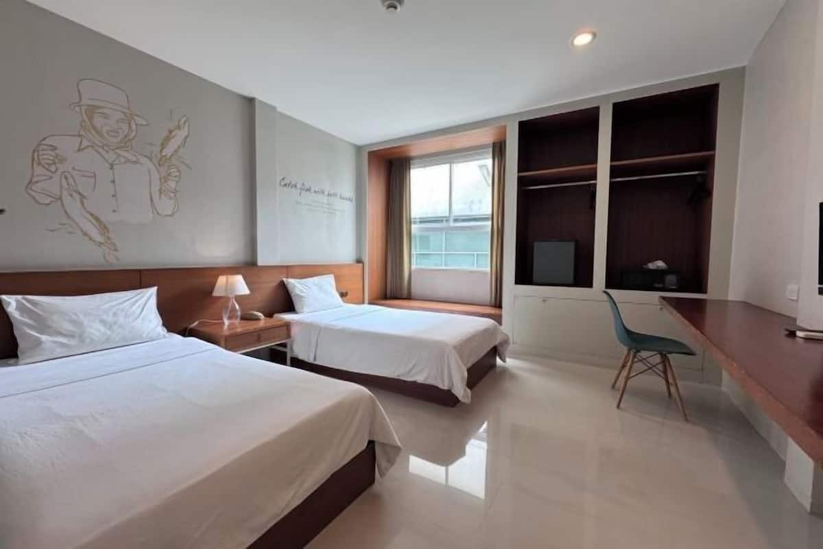 In-room safe, WiFi (free), bed sheets