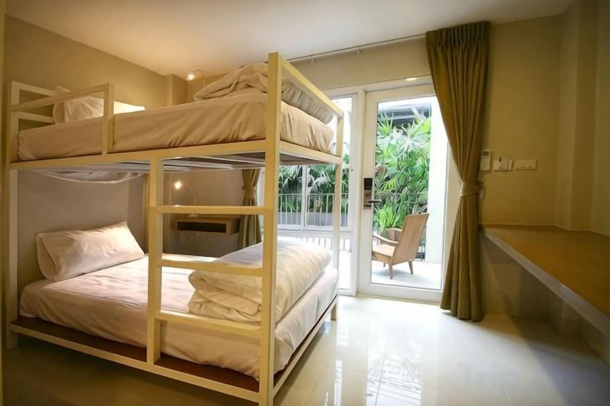 In-room safe, WiFi (free), bed sheets