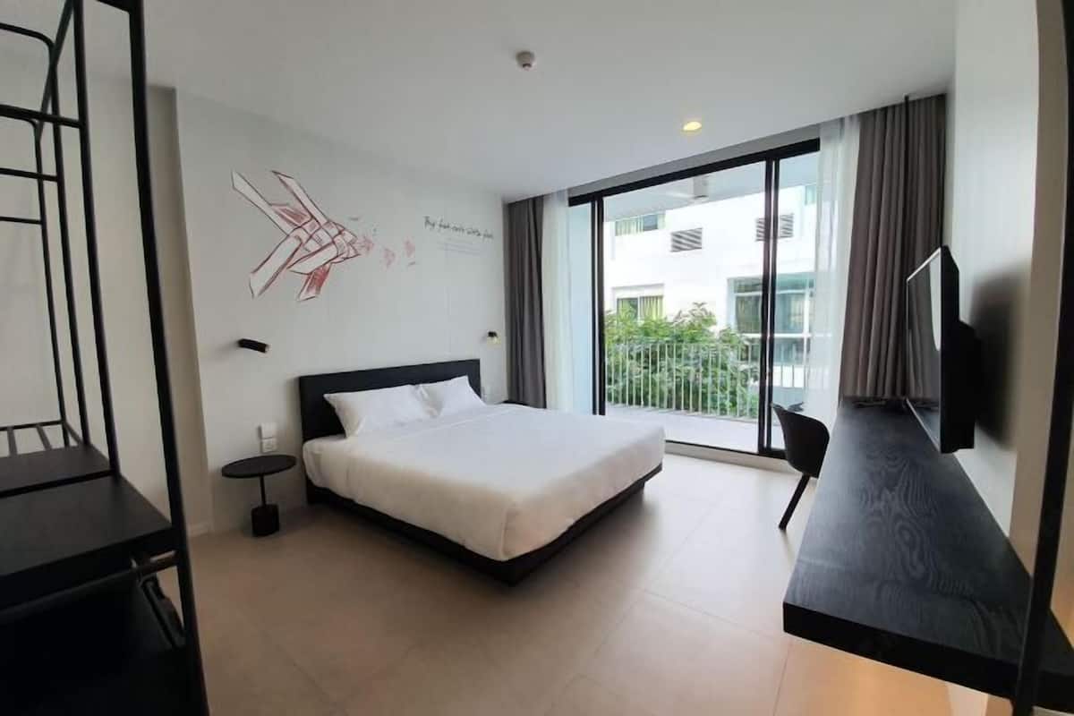 In-room safe, free WiFi, bed sheets