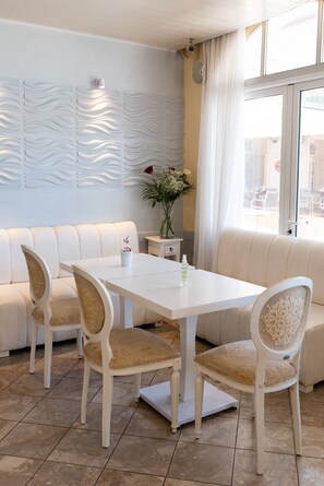 Daily buffet breakfast (EUR 10 per person) - Nirikos Hotel (Lefkada)