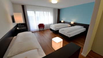 ํจ๋ฐ๋ฆฌ ํธ๋ฆฌํ๋ฃธ, ์นจ์ค 3๊ฐ, ๋ฐ์ฝ๋ | 1 ๊ฐ์ ์นจ์ค, ์ ์๊ทน์ฑ ์นจ๊ตฌ, ๊ฐ์ค ๋ด ๊ธ๊ณ , ์ฑ
์