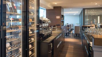 Garden views, serves breakfast, lunch and dinner