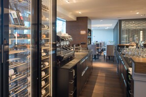Garden views, serves breakfast, lunch and dinner