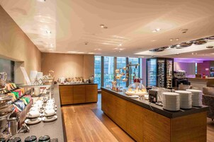 Café da manhã com buffet todos os dias mediante uma taxa