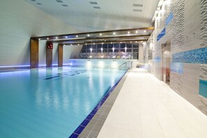 สระว่ายน้ำในร่ม, สระว่ายน้ำกลางแจ้ง, ร่มริมสระว่ายน้ำ