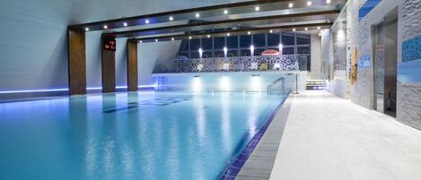 Piscine intérieure, piscine extérieure, 10 h à  20 h, parasols