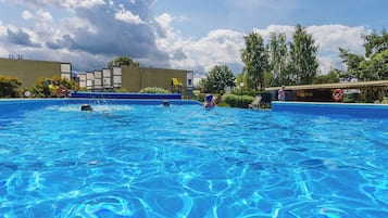 Piscine couverte, piscine extérieure, parasols de plage, chaises longues