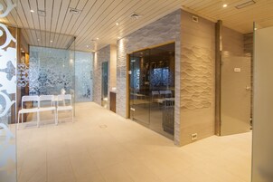 Un sauna, una bañera de hidromasaje, baño turco