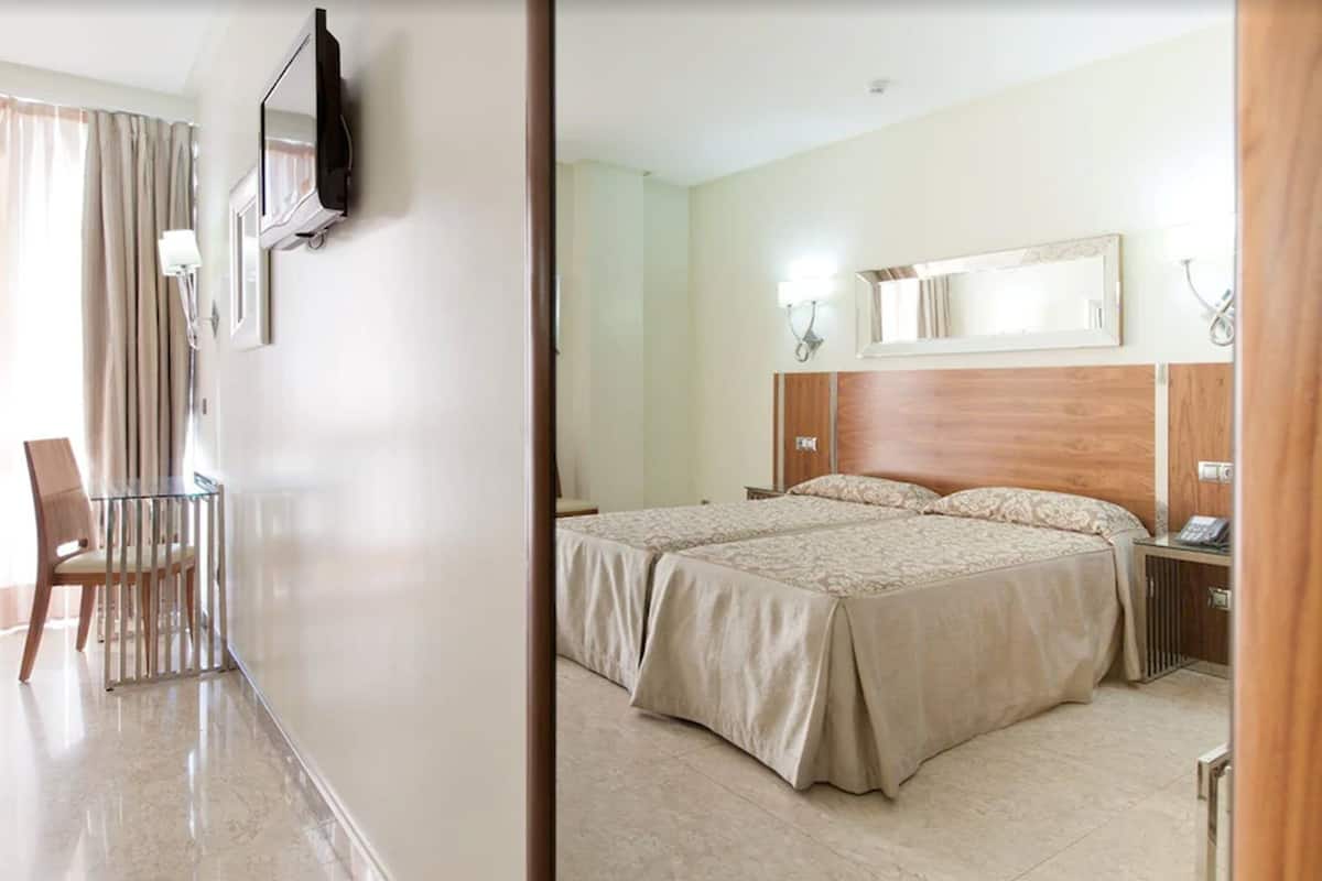 minibar, in-room safe, desk, laptop workspace