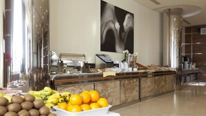 Ein Buffetbereich mit verschiedenen Früchten und einer Kaffeestation.
