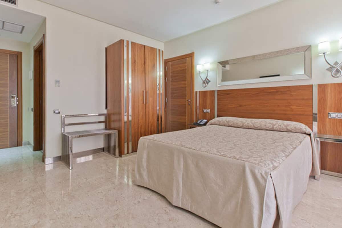 Minibar, coffres-forts dans les chambres, bureau