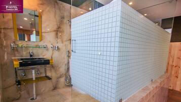 Honeymoon Suite | Bathroom | Shower, free toiletries, slippers, towels