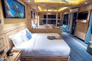 Family Room | Minibar, in-room safe, desk, free WiFi