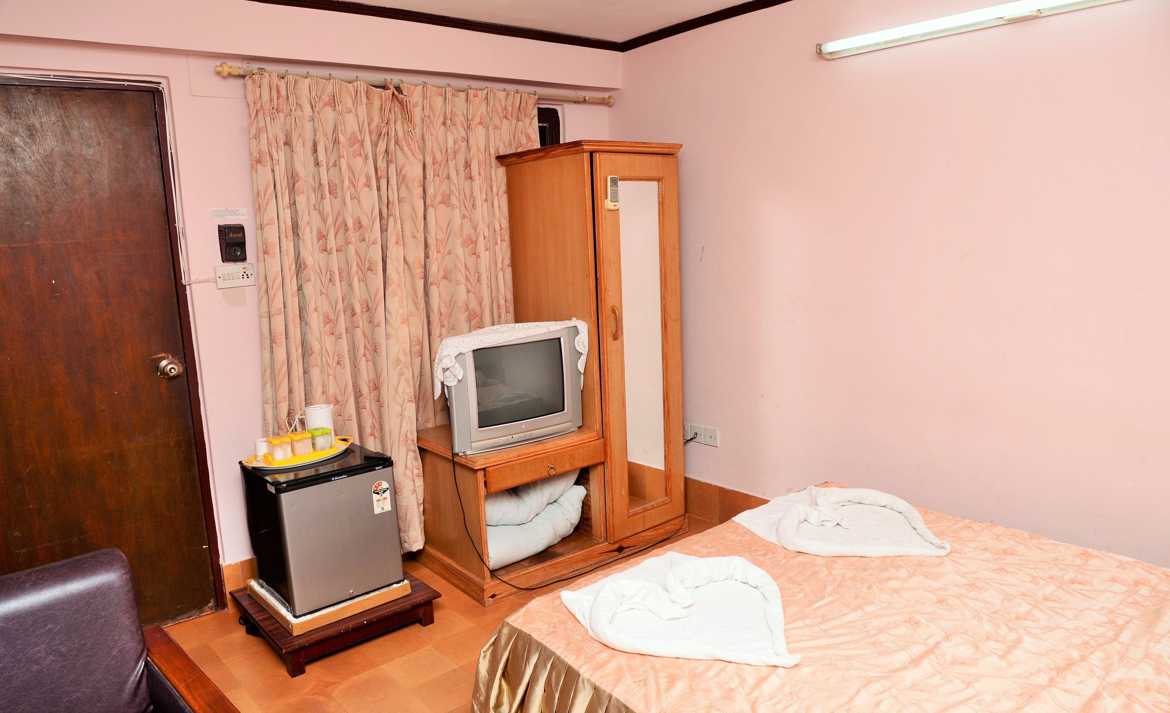 deluxe double room | in-room safe, desk, free wifi