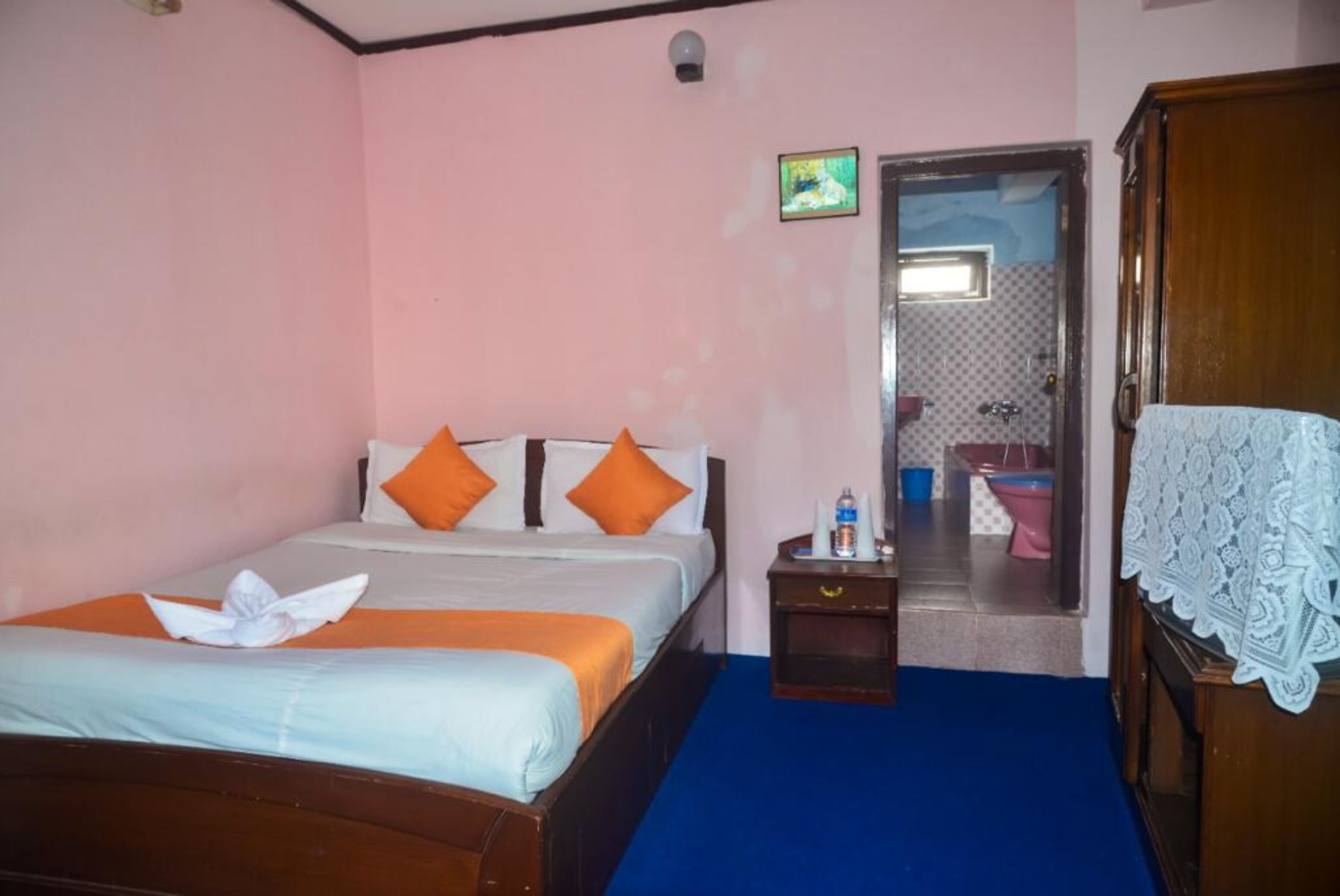 standard double or twin room | in-room safe, desk, free wifi