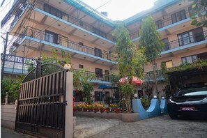 Vista frontal de la propiedad