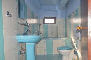 Dusche, Haartrockner, Hausschuhe, Handtücher