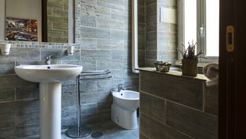 Superior-Doppelzimmer | Badezimmer | Dusche, kostenlose Toilettenartikel, Haartrockner, Bademäntel