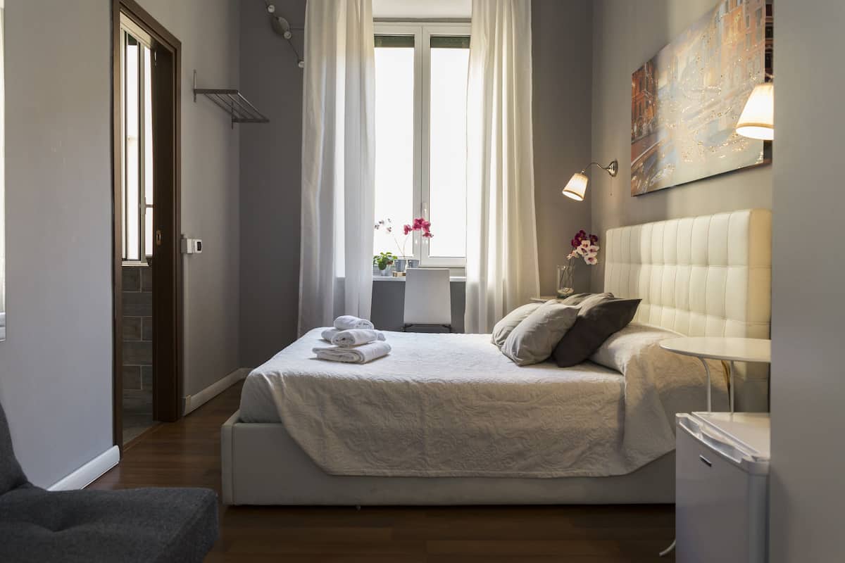 Minibar, caja de seguridad en la habitación, escritorio y cunas