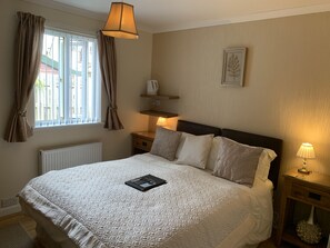 Blackout drapes, iron/ironing board, free WiFi, bed sheets - Silverstrands Guest House (Inverness)