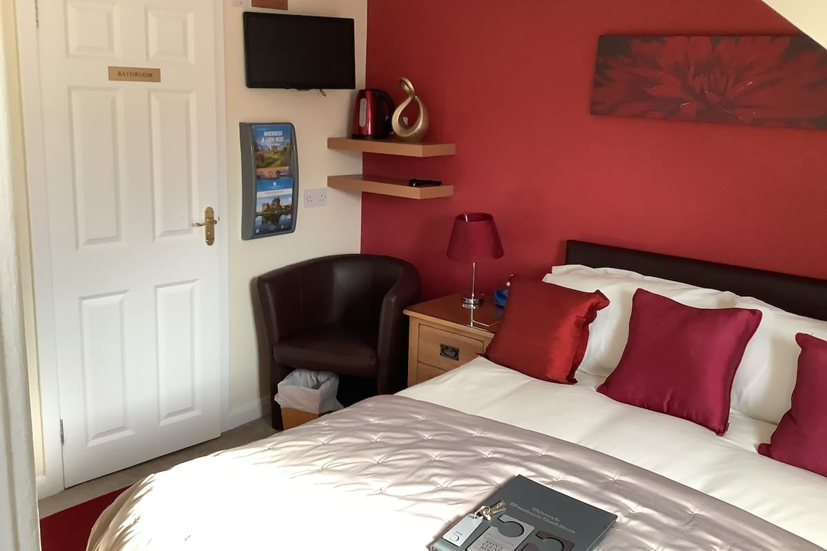 Double Room, Ensuite (Small) | In-room dining