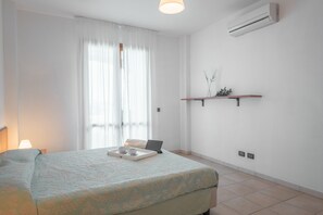 Een strijkplank/strijkijzer, babybedden (toeslag), beddengoed
