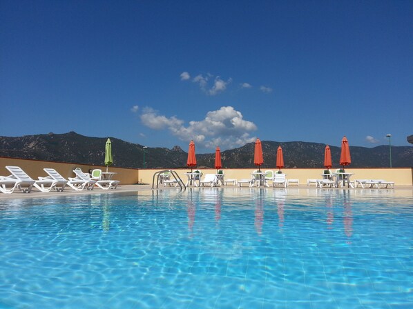 Outdoor pool, sun loungers - Residence Le Fontane (Villasimius)