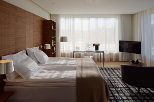 Junior Suite | Premium bedding, minibar, in-room safe, individually decorated