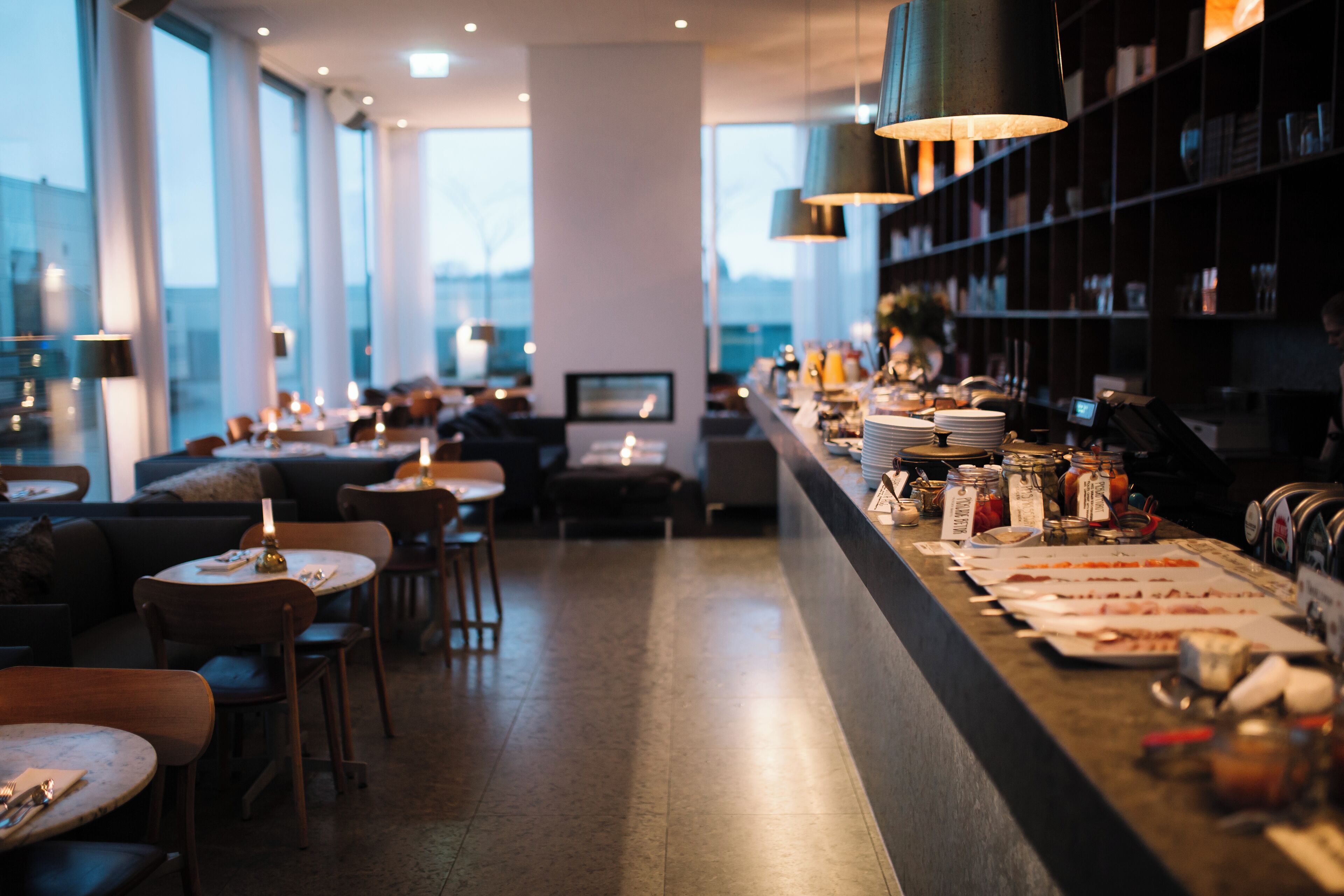 3 restaurants, breakfast, lunch, dinner served; local cuisine