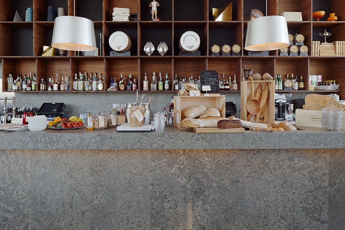 free buffet breakfast