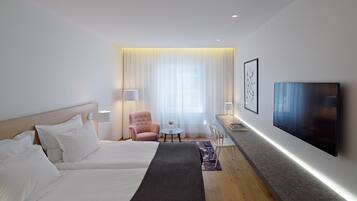 Quarto casal | Roupas de cama premium, frigobar, cofres nos quartos