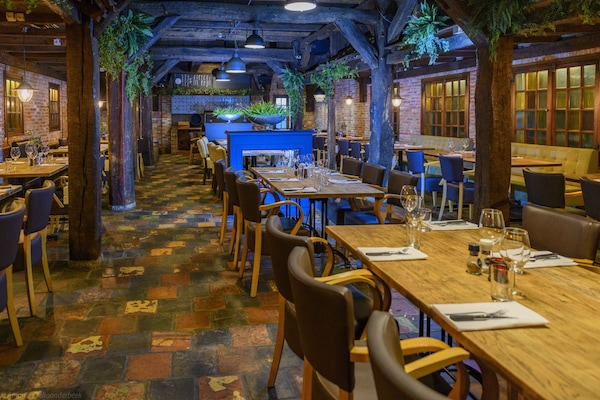 2 restaurants, dinner served