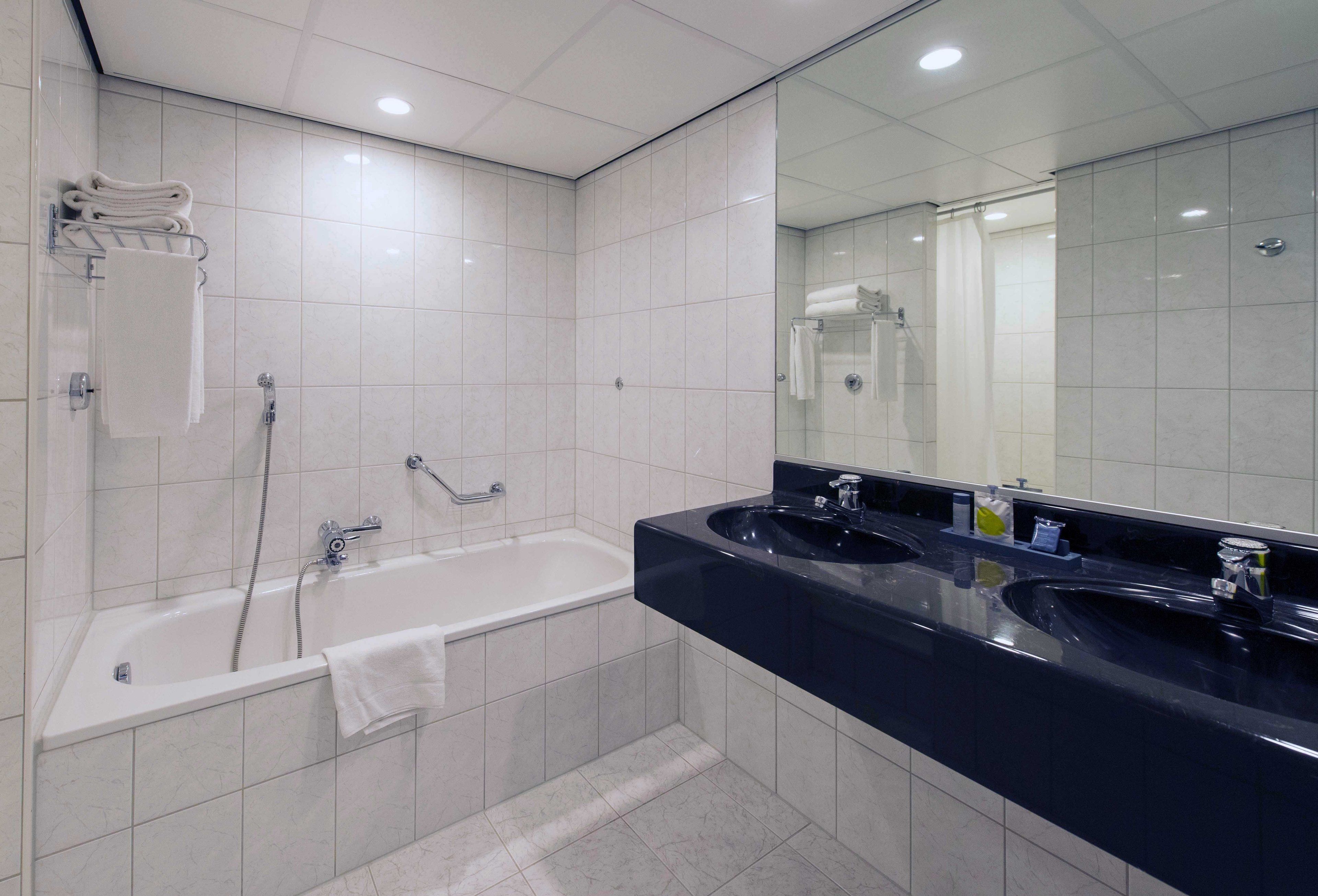 standard triple room | minibar, in-room safe, desk, iron/ironing board