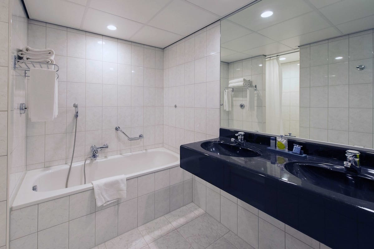 standard triple room | minibar, in-room safe, desk, iron/ironing board