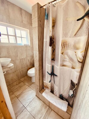 Standard Triple Room | Bathroom | Eco-friendly toiletries, hair dryer, soap, shampoo - Caribo Cozumel (Cozumel)