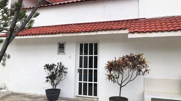 Vista frontal de la propiedad