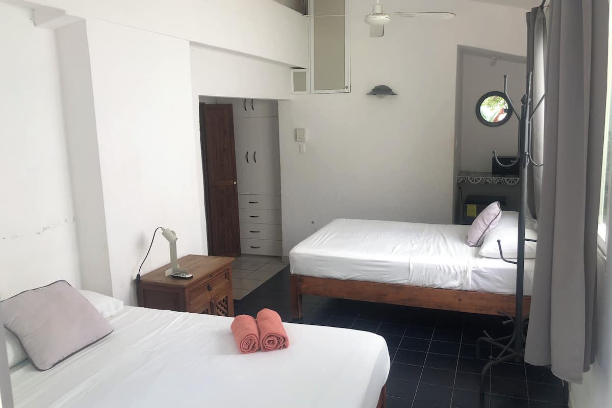 Familjerum för fyra | 1 sovrum, värdeförvaringsskåp på rummet och individuell inredning